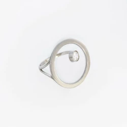 Серебреное кольцо с камнем 812-2205